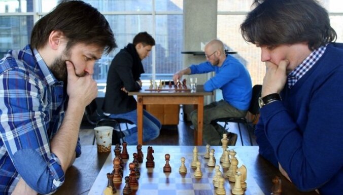 Foto: Teātru režisori un aktieri metas spraigā šaha cīņā