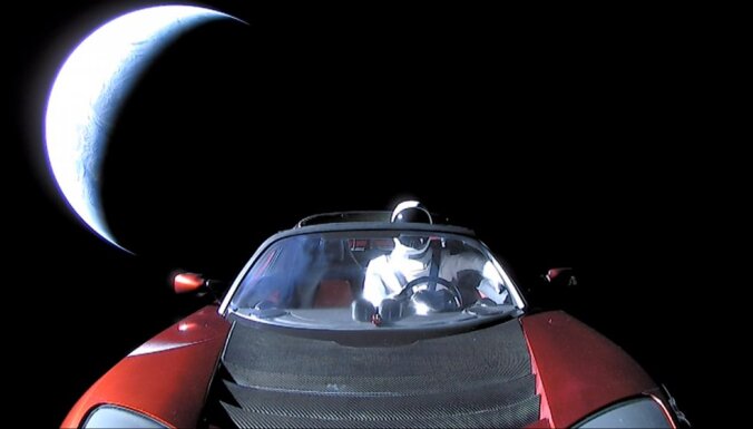 Запущенный в космос автомобиль Tesla с манекеном пересек орбиту Марса