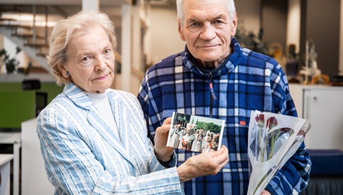Vēsturiski foto: Latviešu fotogrāfs un igauņu koriste negaidīti satiekas pēc 50 gadiem