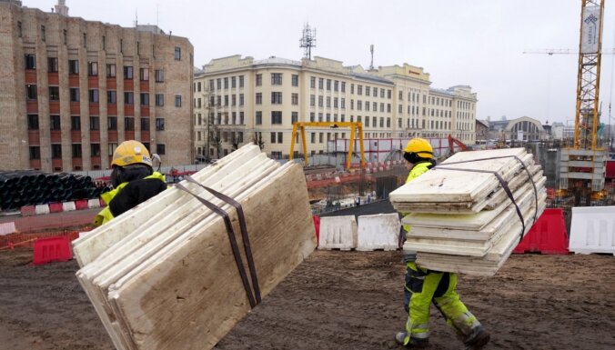 Foto: Vīri Rīgas centrā būvē 'Rail Baltica'