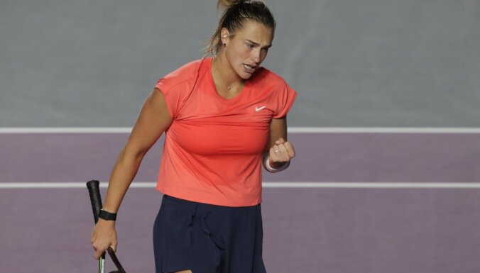 Sabaļenka uzvar Švjonteku un saglabā izredzes uz 'WTA Finals' pusfinālu