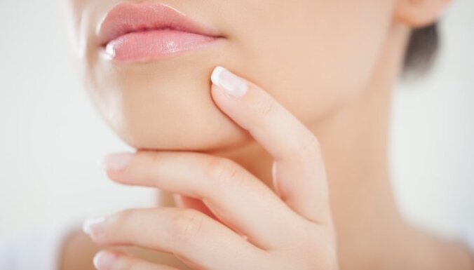 zods sieviete lūpas manikīrs nagi āda