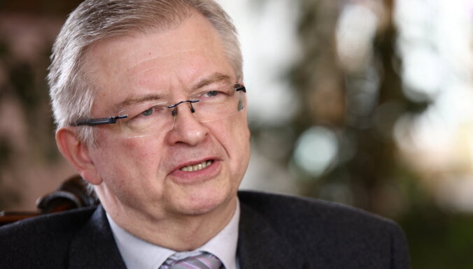 Krievijas vēstnieks Polijā apliets ar sarkanu krāsu