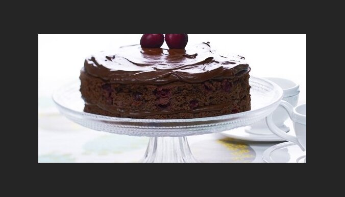 Tumšo ķiršu un šokolādes torte