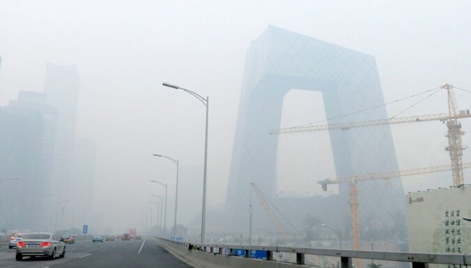 Ķīnas ziemeļus vairākas dienas pārklāj biezs smogs