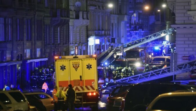 Ugunsgrēkā viesnīcā Prāgā vismaz divi bojā gājušie; vairāki ievainoti