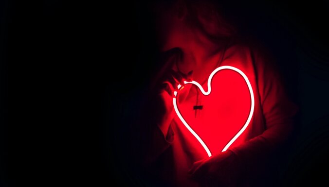'Mīlestības hormons' oksitocīns spēj burtiski dziedēt salauztu sirdi, liecina eksperiments
