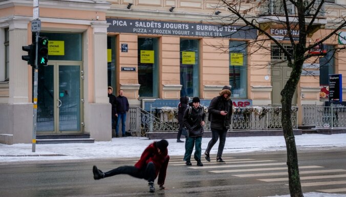 Desmitgades lielākā vētra Rīgā pamazām zaudē spēku