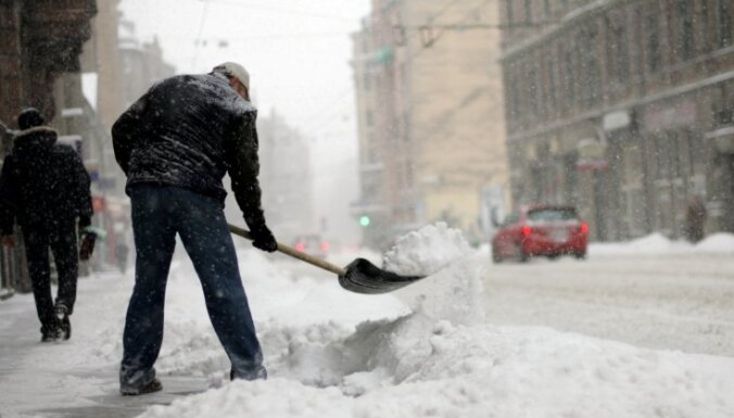 Ушаков: в Новый год снег из Риги будут вывозить быстрее, чем в Рождество