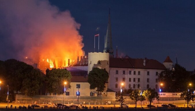Пожар в Рижском замке: выгорело 3200 квадратных метров, пострадал пожарный