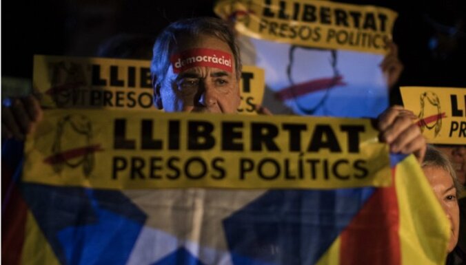 Foto: Vairāki tūkstoši katalāņu protestē pret ministru apcietināšanu