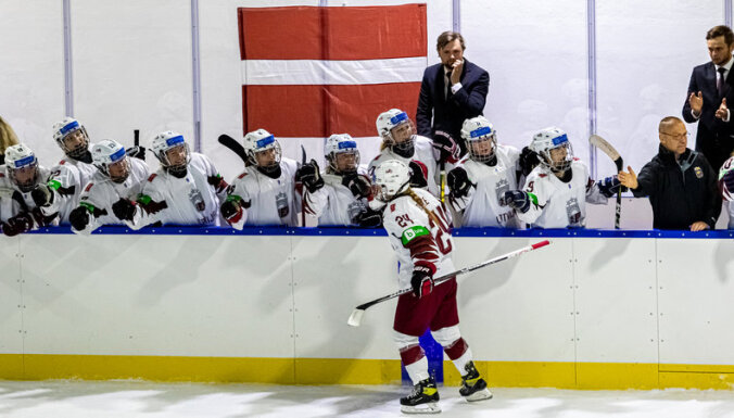 Latvijas U-18 hokejistes dramatiski nenosargā uzvaru pamatlaikā, izcīna panākumu 'bullīšos'
