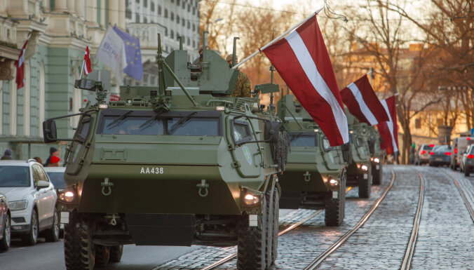 ФОТО: В центре Риги прошел парад военной техники (обновлено)