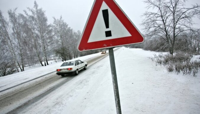 В Латвии обледенели дороги: затруднено движение по главным трассам