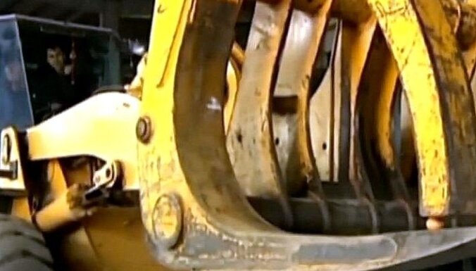 Video: Ķīnietis ar milzu traktoru paceļ jēlu olu