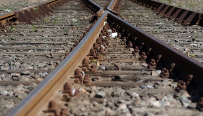 Саркандаугава: женщина попала под поезд, пришлось перекрыть движение