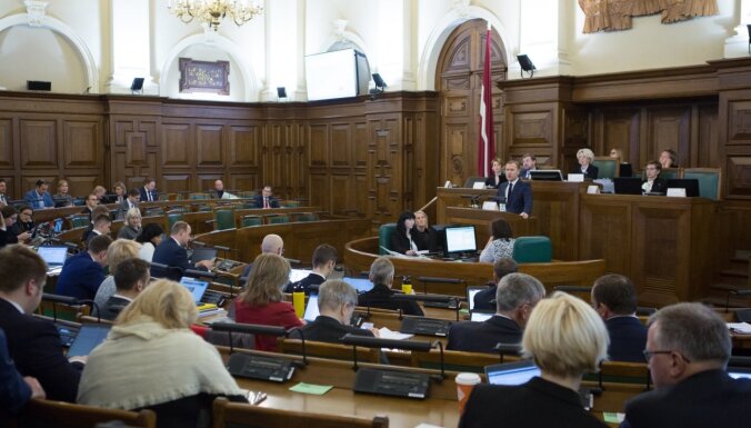 Ar opozīcijas pārmetumiem 'prihvatizācijā' un valsts nodevībā Saeima lemj par ostu pārņemšanu