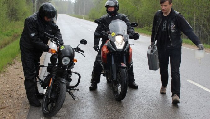 Foto: Kurzemē ducina jaudīgie Latvijas 'Gada motocikla' pretendenti
