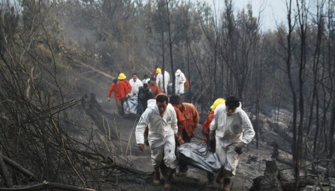 Čīles mežu ugunsgrēkā gājuši bojā septiņi ugunsdzēsēji