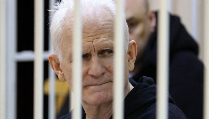 Baltkrievijas tiesa piespriedusi Nobela prēmijas laureātam Beļackim desmit gadu cietumsodu