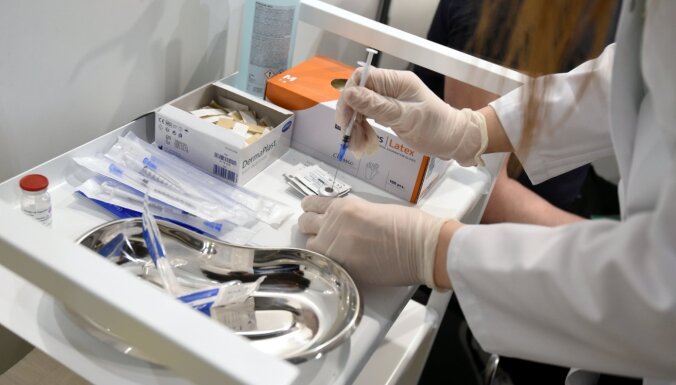 Первую дозу вакцины от Covid-19 получили почти 17% жителей Латвии
