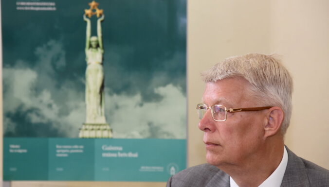 Косит Затлерс траву. Экс-президент счастлив и горд за Латвию в коронавирусный период