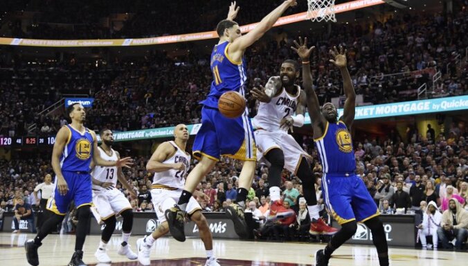 Cleveland Cavaliers guard Kyrie Irving vs Golden State Warriors Draymond Green (23), Klay Thompson (11)