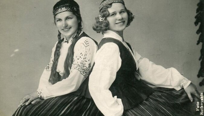 Foto no 'Gadsimta albuma': Krāšņi latviešu tautastērpi dažādos laikos