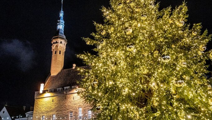 Foto: Tallinā darbu sācis Ziemassvētku tirdziņš