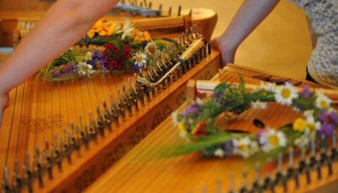 Latvija Briseles Mūzikas instrumentu muzejam dāvina latviešu kokli