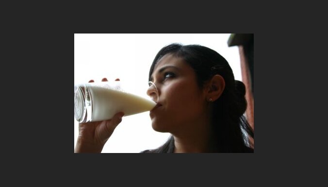 Sieviete dzer pienu. Foto: Adrian Becerra