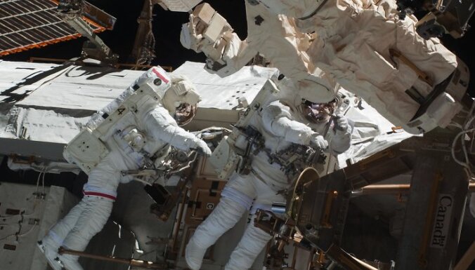 NASA astronauti Roberts Benkens un Nikolas Patriks uzstāda kupolu ar logiem, kas no kosmosa stacijas pavērs skatu uz zemi.