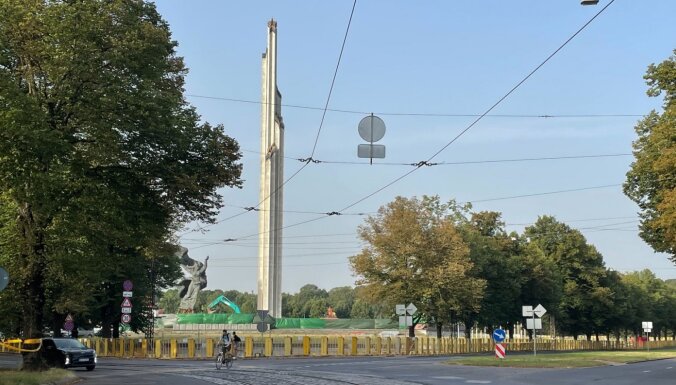 ВИДЕО. Демонтаж памятника в парке Победы: снос 79-метрового обелиска требует времени, но до завтра он не устоит