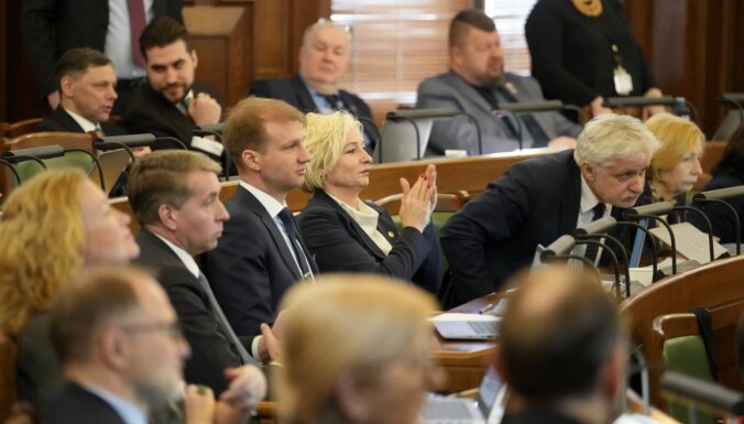 'Esam sagaidījuši saullēktu' – pēc teju 24 stundu debatēm Saeima noslēdz darbu pie budžeta