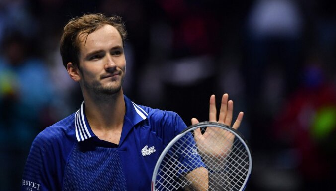 Medvedevs titulu 'ATP Finals' finālā aizstāvēs pret Zverevu