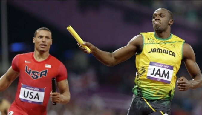 Bolts kopā ar Jamaikas komandu labo pasaules rekordu 4x100 metru stafetē