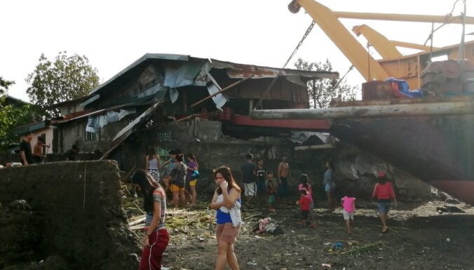 ФОТО: Тайфун на Филиппинах привел к гибели 16 человек, туристы застряли на одном из островов