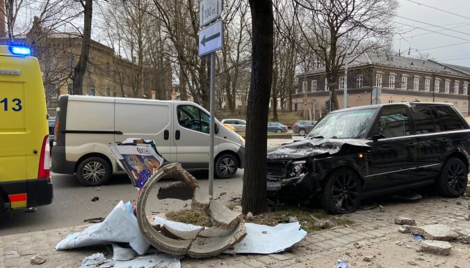 Фото: Пьяный водитель Range Rover разбил несколько автомобилей в центре Риги и врезался в дерево