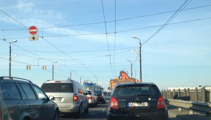 Rīgā pamatīgi sastrēgumi – 'apstājušies' Vanšu un Akmens tilti