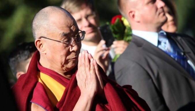 Dombrovskis ciena Dalailamu, tomēr pieturas pie 'vienas Ķīnas' politikas