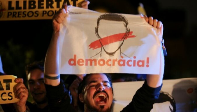 Katalonijas separātisti aicina uz protestiem pret katalāņu politiķu apcietināšanām