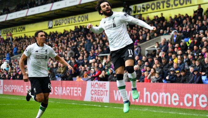 Rezultatīvais Salāhs 'Liverpool' komandai izrauj uzvar Anglijas futbola premjerlīgas spēlē