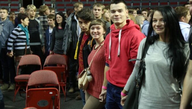 Foto: Rīgā skolēni mēģina pārspēt Ginesa rekordu