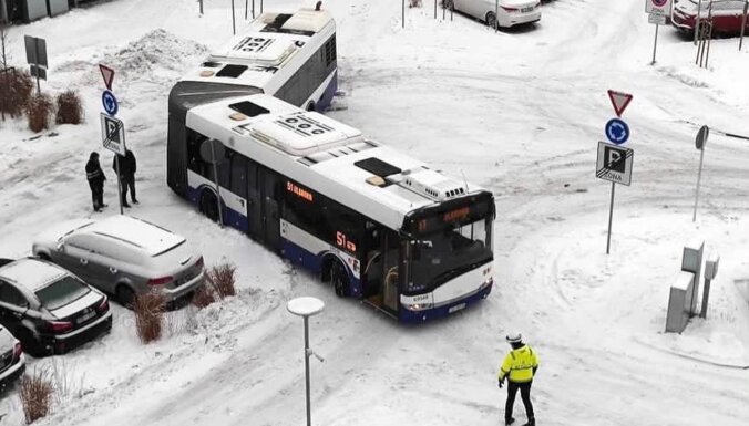 ФОТО: Автобус застрял в снегу во дворе жилого дома в Дрейлини