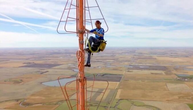 Video: Elektriķis maina spuldzīti aizgrābjošā augstumā