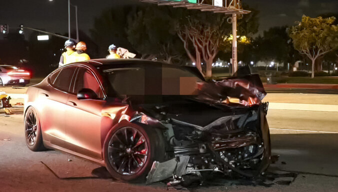 Pirmo reizi apsūdz 'Tesla' autovadītāju par traģiskas avārijas izraisīšanu autopilota režīmā