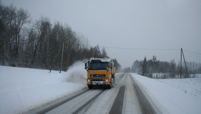 Снег на главных автодорогах убрали только во второй половине дня (обновлено в 15.20)