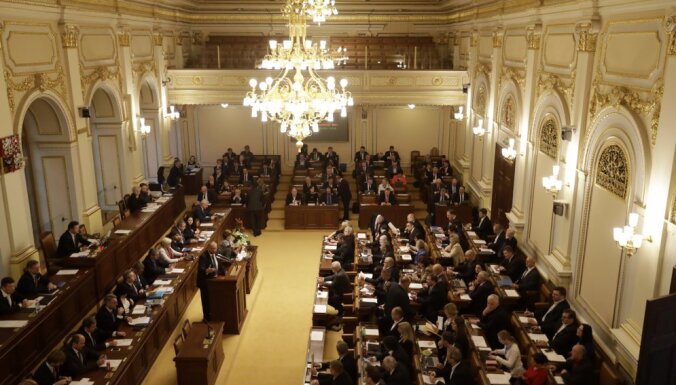 Pēc neuzticības izteikšanas atkāpjas Babiša mazākuma valdība