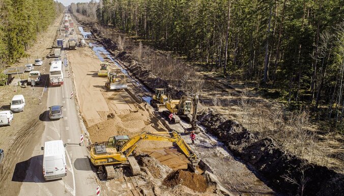 Вниманию водителей: многие латвийские дороги ремонтируют, в пути придется провести больше времени