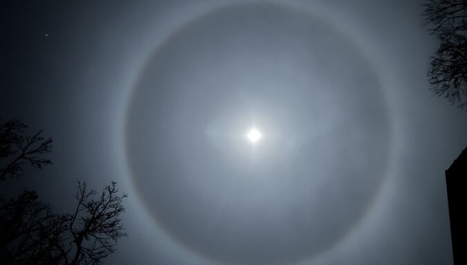 Neparasti foto: Lasītāja Siguldā novēro retu Saules halo